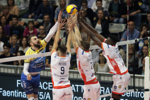 Kovacevic sulle mani del muro ravennate