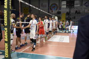 Il saluto delle squadre
