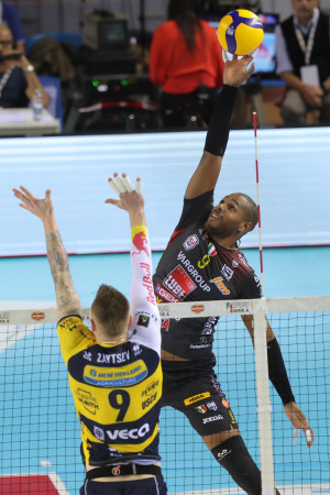 Muro di Ivan Zaytsev (Modena) su pallonetto di Yoandy Leal (Lube)