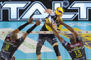 Anderson (Modena) contro il muro di Simon e Leal (Lube)