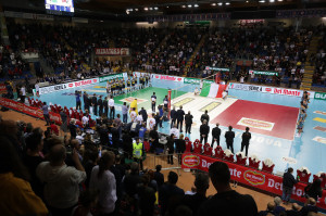 Inno nazionale con squadre schierate