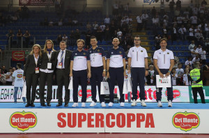 Rossano Romiti e Angelo Agnelli (Consiglieri di Lega Pallavolo) hanno premiato gli arbitri della Del Monte Supercoppa