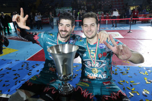 Filippo Lanza e Luciano De Cecco con il trofeo