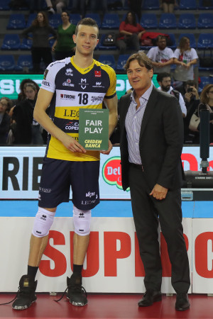 Maurizio Giglioli (Direttore Marketing Credem Banca) consegna il Premio Fair Play Credem Banca a Daniele Mazzone per Leo Shoes Modena