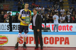 Maurizio Giglioli (Direttore Marketing Credem Banca) consegna il Premio Fair Play Credem Banca a Daniele Mazzone per Leo Shoes Modena
