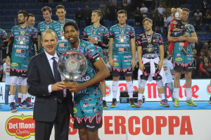  Massimo Righi premia Wilfredo Leon  MVP della Del Monte Supercoppa