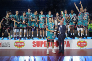  Albino Massaccesi (Vice Presidente Vicario Lega Pallavolo) Consegna il trofeo a Perugia