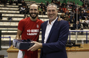 Il DS Mechini premia l'ex giocatore Federico Bargi