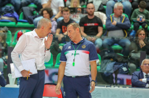 Intervento coach Serniotti con l'arbitro