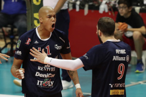 Abdel Aziz Nimir esulta con Petric