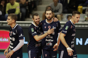 I giocatori di Milano esultano a fine partita 