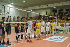 Saluto sotto rete