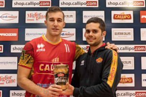 Il vicepresidente Filippo Maria Callipo premia l'MVP Marco Rizzo
