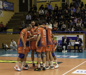 ingresso in campo e saluto Tipiesse Cisano Bergamasco
