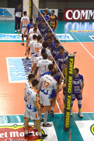 Saluto tra le due squadre