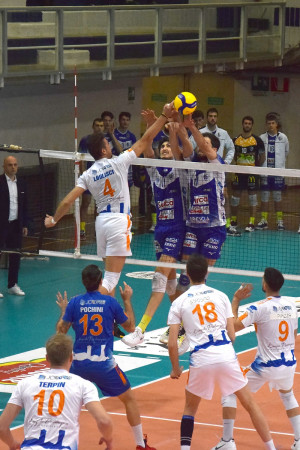 Pallonetto di Loglisci su muro si Galliani e Mijatovic