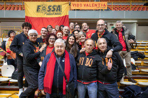 Il presidente Pippo Callipo con i tifosi della Fossa Giallorossa