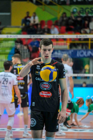 Asparuhov in preparazione battuta