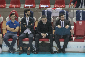 La panchina con il secondo allenatore Michele Massera, il fisioterapista Daniele Pistore, il medico sportivo Michele Gironella e il team manager Vincenzo Grassi - GoldenPlast Civitanova