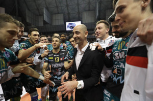 Fontana portato in trionfo a fine partita dai giocatori di Perugia