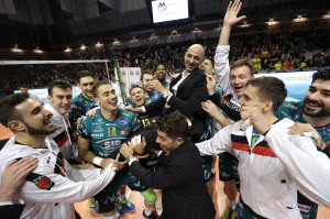 Fontana portato in trionfo a fine partita dai giocatori di Perugia