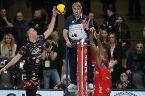 Il pallonetto di Oleh Plotnytskyi sopra al muro di Civitanova