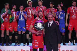 Massimo Righi consegna l'MVP a Osmany Juantorena