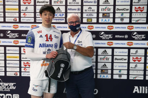 ISHIKAWA PREMIATO MVP