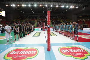 Perugia e Lube squadre schierate inno nazionale