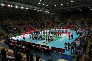 Perugia e Lube squadre schierate inno nazionale panoramica palazzetto