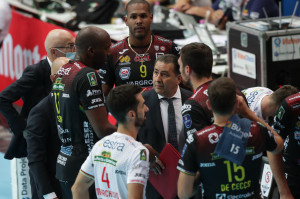 De Giorgi parla con giocatori in time out