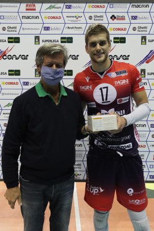 Clevenot premiato MVP da Piero Roncuzzi vice Presidente Ravenna