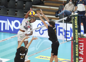 Lucarelli in attacco