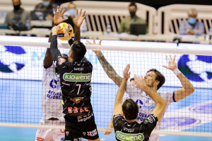 Attacco Shoji Padova muro Top Volley