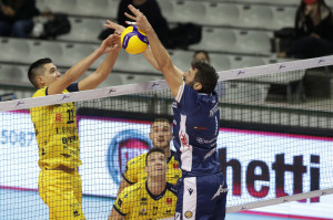Christenson vince un contrasto aereo su Mengozzi