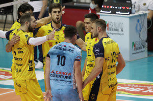 I giocatori do Modena esultano