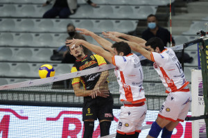 Rossard murato dal muro ravennate