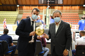 Matteo Battocchio premiato da Ambrogio Molteni
