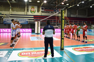 Il saluto tra le squadre
