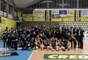 Foto di squadra per la vittoria Vigilar Fano