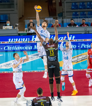 Top Volley Cisterna - Attacco del centrale Arthur Szwarc