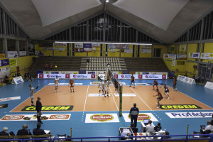 Vista palazzetto e squadre in campo in fase di gioco