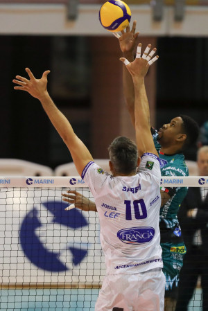 Attacco LEon perugia - muro Sabbi Top Volley