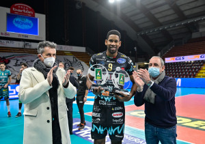 Leon riceve 2 trofei Credem Banca MVP dei mesi di ottobre e novembre 