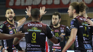 Giocatori Cucine Lube Civitanova dopo un punto