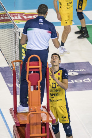 Leo Shoes Modena - Il palleggiatore Micah Christenson a colloquio con il primo arbitro