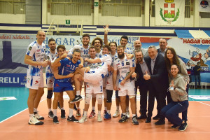 L'esultanza del VBC Synergy Mondov&igrave; dopo la vittoria 3-0