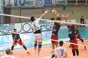 Primo tempo di Marra su muro di Cominetti e Di Martino