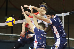 Dzavoronok supera il muro di Ravenna