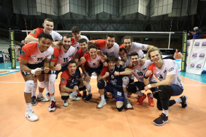 I giocatori di Monza esultano a fine partita